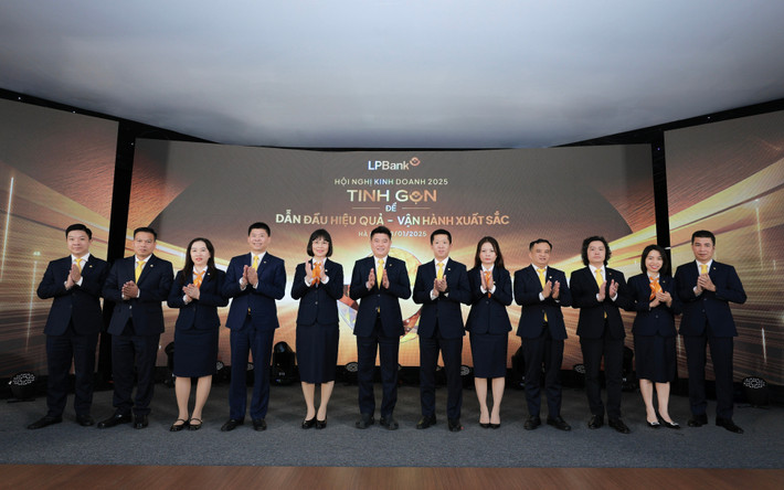 Chủ tịch HĐQT giao kế hoạch kinh doanh cho Quyền Tổng Giám đốc LPBank cùng các thành viên trong Ban điều hành. Ảnh: PV anh-3-ban-dieu-hanh-lpbank.jpg