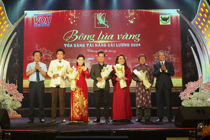 Ông Lê Công Đồng, Giám đốc Đài Tiếng nói Nhân dân TP. Hồ Chí Minh (ngoài cùng bên phải) và ông Ngô Văn Đông, Tổng Giám đốc Công ty CP Phân bón Bình Điền (ngoài cùng bên trái) tặng hoa tri ân Ban Giám khảo Cuộc thi. Ảnh: PV img-5869.jpg