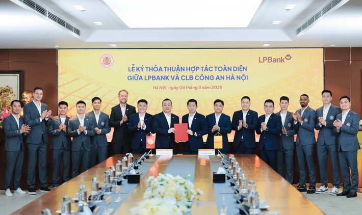 Lãnh đạo LPBank và CLB CAHN cùng các cầu thủ chụp ảnh lưu niệm tại sự kiện.Ảnh: PV anh-3.jpg