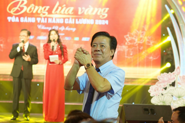 Ông Ngô Văn Đông, Tổng Giám đốc Công ty CP Phân bón Bình Điền mong muốn đóng góp lâu bền cùng Đài VOH tìm kiếm nhiều tài năng hơn, chung sức bảo tồn cũng như phát huy giá trị văn hóa dân tộc. Ảnh: PV img-5868.jpg