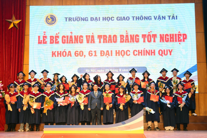 GS.TS.NGND Nguyễn Ngọc Long với các tân kỹ sư, cử nhân tốt nghiệp loại xuất sắc GS.TS.NGND Nguyễn Ngọc Long với các tân kỹ sư, cử nhân tốt nghiệp loại xuất sắc