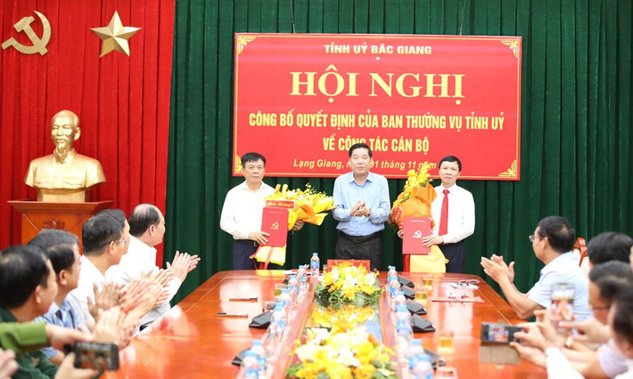 Đồng chí Nguyễn Văn Gấu tặng hoa chúc mừng các đồng chí: Tạ Huy Cần và Nguyễn Văn Thi. Đồng chí Nguyễn Văn Gấu tặng hoa chúc mừng các đồng chí: Tạ Huy Cần và Nguyễn Văn Thi.