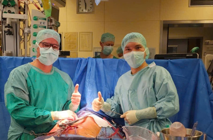 Bác sĩ Viện tim mạch, Bệnh viện TWQĐ 108 phẫu thuật cùng Giáo sư Schmitto- người cấy ghép HeartMate 3 đầu tiên trên thế giới c2d8a705f245421b1b54-152959-190325-11.jpg