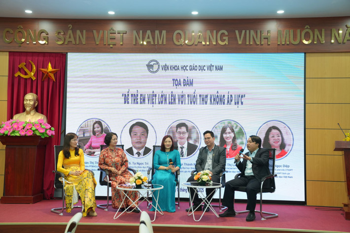 Các chuyên gia, nhà giáo tham gia tọa đàm đã đưa ra các khuyến nghị, đề xuất giải pháp để trẻ không bị áp lực, lớn lên trong sự vô tư là tiếp tục hoàn thiện hệ thống chính sách pháp luật về bảo vệ chăm sóc trẻ em 0f3227f1-5667-4dcc-a893-e433d396f2f7.jpg