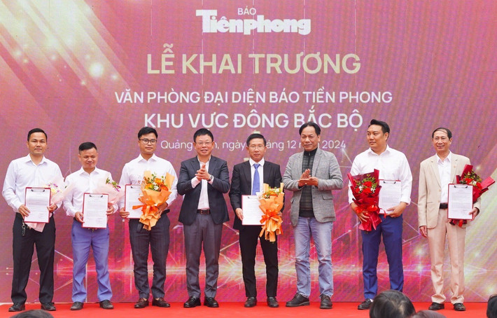 Lãnh đạo Báo Tiền Phong trao quyết định cho những nhà báo thường trú tại khu vực Đông Bắc Bộ. Nhà báo Ngọc Cương phụ trách Văn phòng đại diện khu vực Đông Bắc Bộ z6106943782854-4ab85665e9640de86d4dd42021aa8273.jpg