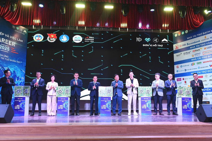 Các đại biểu ấn nút khai mạc NEU Career Week 2025 . Ảnh: Mạnh Hưng z6424751613070-5f13c43de5e4f9a098c1de509b1697b1.jpg