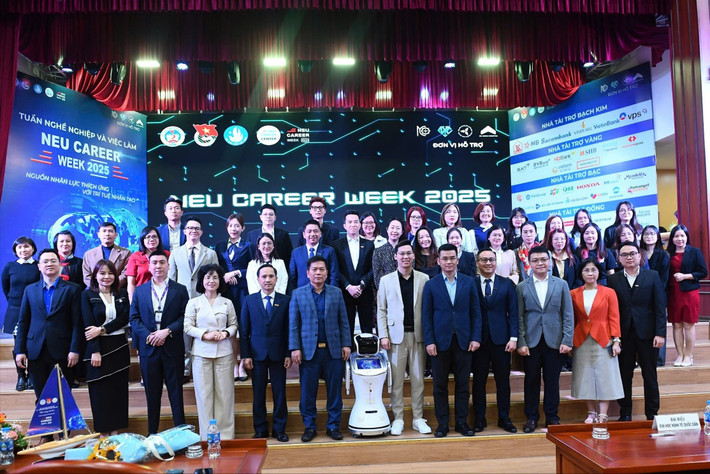 Tuần nghề nghiệp và việc làm 2025 - NEU Career Week 2025 thu hút nhiều doanh nghiệp tham gia. Ảnh: Mạnh Hưng z6424751570969-9392aa1eb1443751a25051e729e5f0e0.jpg
