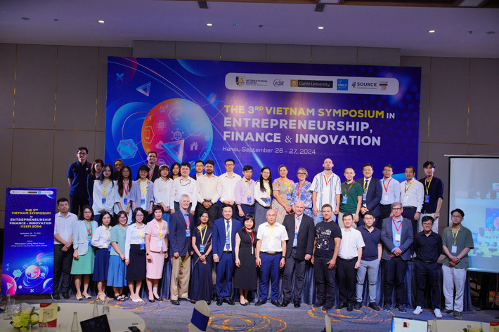 Các đại biểu tham dự hội thảo z5875948814488_c29d9522c2e490d2c4cf4085df892a1c.jpg
