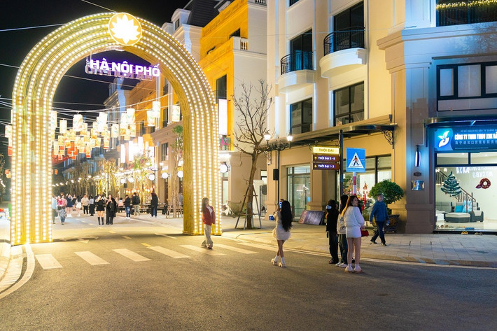 Không gian trang hoàng lung linh, rực rỡ tại khu phố thương mại Asia Vibe. a1.jpg