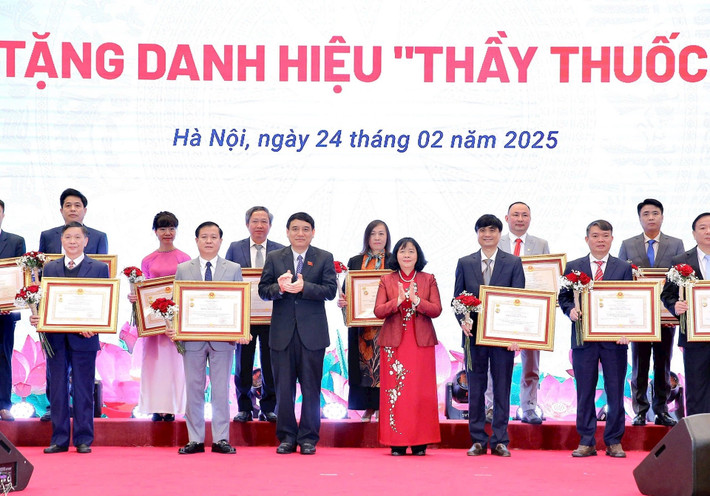 Thay mặt Đảng và Nhà nước, Bí thư Thành ủy Hà Nội Bùi Thị Minh Hoài và Chủ nhiệm Ủy ban Văn hóa và Xã hội Nguyễn Đắc Vinh trao danh hiệu Thầy thuốc ưu tú cho 19 thầy thuốc của ngành Y tế Thủ đô. Ảnh: V.T bi-thu-trao-danh-hieu-thay-thuoc-uu-tu.jpg