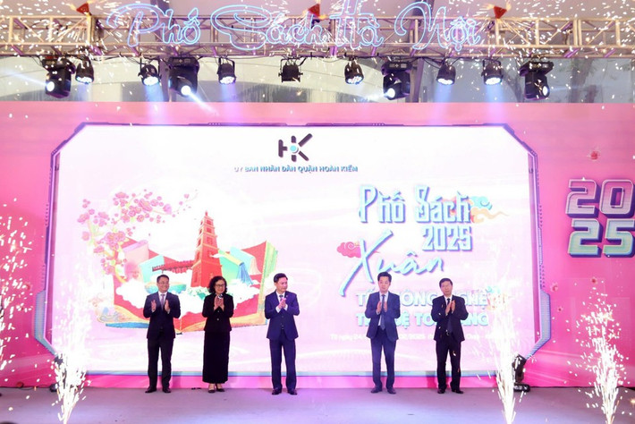 Các đại biểu tham dự khai mạc Phố Sách Xuân Ất Tỵ 2025. Ảnh: Q.A sach-1.jpg