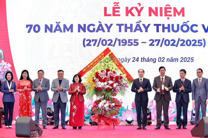 Thay mặt lãnh đạo thành phố Hà Nội, Bí thư Thành ủy Bùi Thị Minh Hoài tặng hoa chúc mừng ngành Y tế Thủ đô. Ảnh: V.T y-te-1.jpg