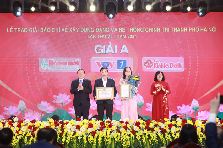 Bí thư Thành ủy hà Nội Bùi Thị Minh Hoài và Phó Trưởng Ban Thường trực Ban Tuyên giáo và Dân vận Trung ương Lại Xuân Môn trao giải cho các tác phẩm đạt Giải A. Ảnh: IT giai-bao-chi-hn-2.jpg