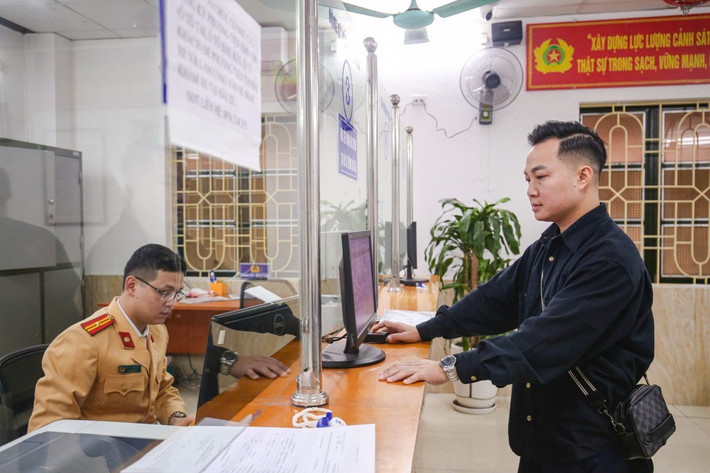 Người dân có thể đến Công an xã đăng ký, cấp biển số xe ô tô, mô tô, xe máy. 11.jpg