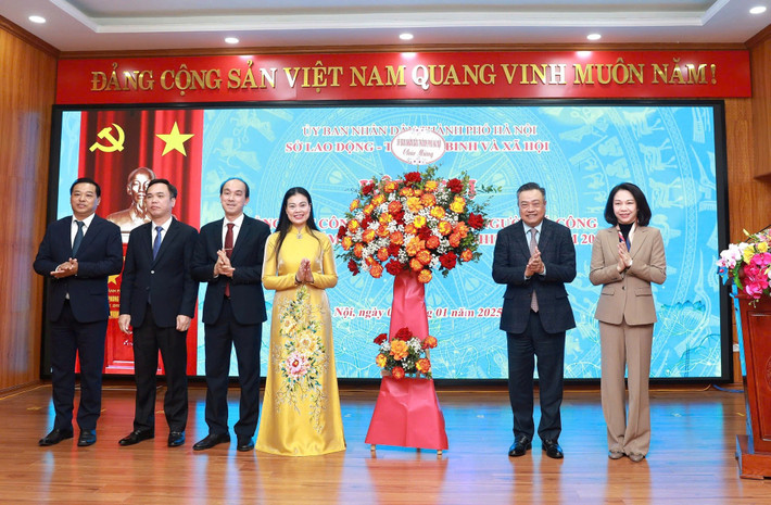 Chủ tịch UBND TP. Hà Nội Trần Sỹ Thanh tặng hoa chúc mừng Sở Lao động, Thương binh và Xã hội. Ảnh: Minh Anh u1-1.jpg