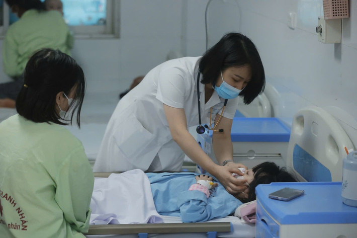Bệnh nhi mắc sởi điều trị tại Bệnh viện Thanh Nhàn. Ảnh: Bệnh viện cung cấp soi-1.jpg