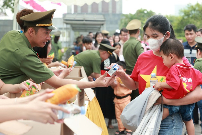 Sở Du lịch Hà Nội đã phối hợp với Bộ Tư lệnh Bảo vệ Lăng Chủ tịch Hồ Chí Minh tặng quà cho người dân và du khách đến Lăng Chủ tịch Hồ Chí Minh. Ảnh: ITN lb1.jpg