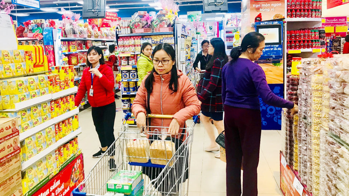 Nhiều siêu thị, cửa hàng trên địa bàn thành phố Hà Nội mở cửa xuyên Tết phục vụ nhu cầu mua bán của người dân. Ảnh: N.Nga 1.png