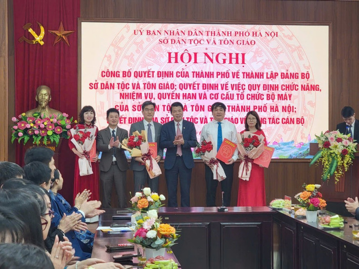 Lãnh đạo Sở Dân tộc và Tôn giáo thành phố Hà Nội trao các quyết định của Sở về công tác cán bộ cho Phòng Nghiệp vụ 1. Ảnh: IT z6378964723883-945147a8dbe595053cd5d4c1fb4c20e320250306120116.jpg