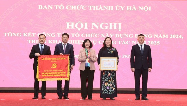 Trao Cờ thi đua Xuất sắc của Ban Tổ chức Trung ương cho Ban Tổ chức Thành uỷ và Bằng khen của Ban Tổ chức Trung ương cho Phó Trưởng Ban Tổ chức Thành uỷ Triệu Thị Ngọc - Ảnh: G.H t1-2.jpg