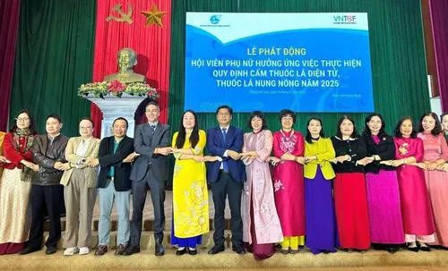 Các đại biểu bắt tay khẳng định cam kết cùng nhau thực hiện nghiêm túc quy định cấm thuốc lá điện tử, thuốc lá nung nóng năm 2025. Ảnh: T.Thảo img-8824.jpg