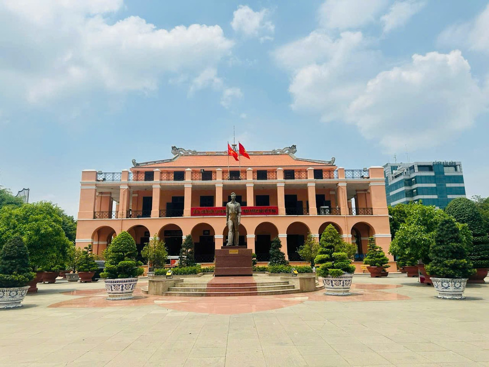 Bảo tàng Hồ Chí Minh - Bến Nhà Rồng nằm bên sông Sài Gòn 1.jpg