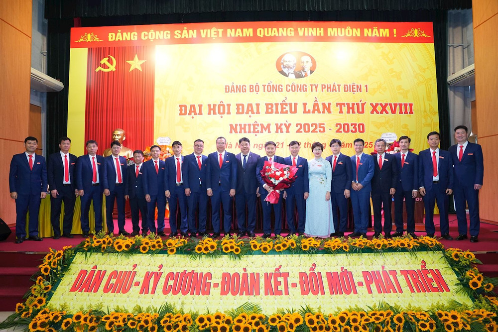 Phó Bí thư Đảng ủy, Tổng giám đốc EVN Nguyễn Anh Tuấn tặng hoa chúc mừng Ban chấp hành Đảng bộ EVNGENCO1 nhiệm kỳ 2025-2030 img-2390.jpg