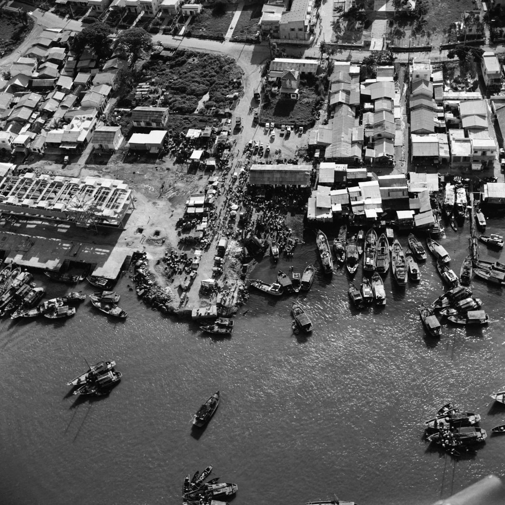 Ảnh chụp từ trên cao của một cảng cá tại Sài Gòn, năm 1976. Ảnh: AFP 1.jpg