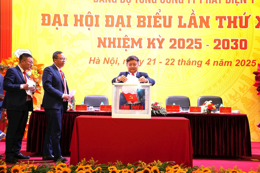 Các đại biểu bỏ phiếu bầu Ban chấp hành Đảng bộ EVNGENCO1 nhiệm kỳ 2025-2030 img-2389.jpg