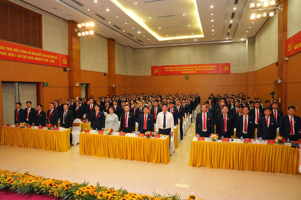 Các đại biểu thực hiện nghi lễ chào cờ tại Đại hội img-2385.jpg