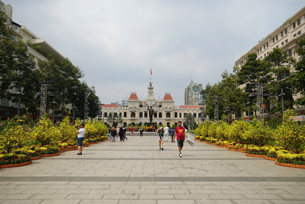 Tượng đài là nơi người dân và du khách dâng hoa, tưởng niệm vào các dịp lễ lớn: 2.9, 30.4, 19.5... 2-6738.jpg