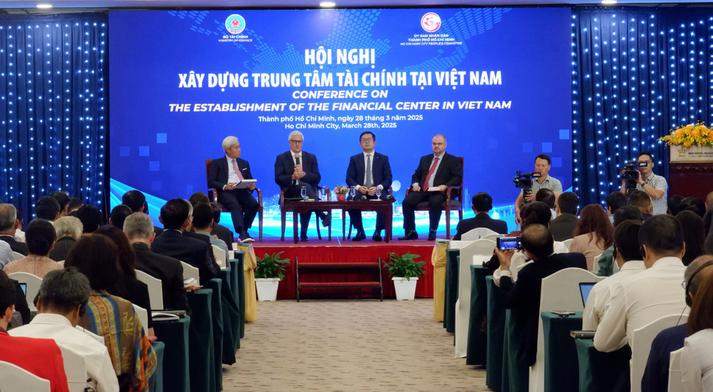 Các chuyên gia thảo luận về xây dựng Trung tâm tài chính tại Việt Nam. Ảnh: Tịnh Hà dscf3754.jpg