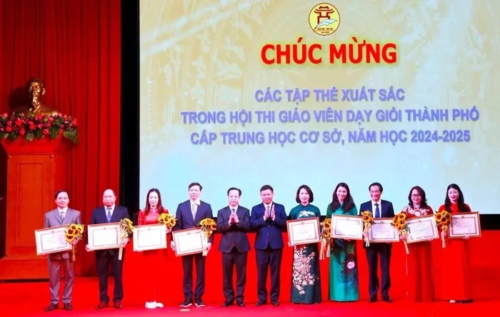 Hà Nội trao thưởng giáo viên dạy giỏi thành phố cấp trung học cơ sở