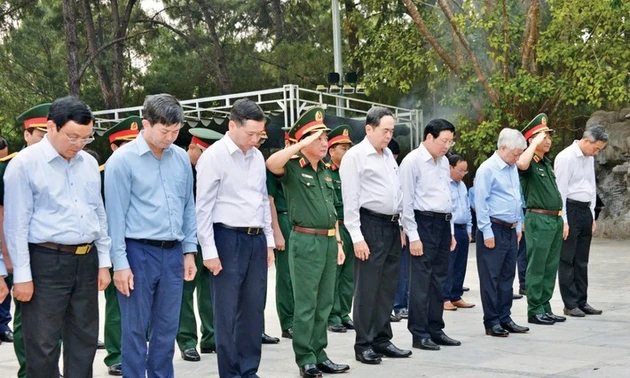 Chủ tịch Quốc hội Trần Thanh Mẫn dâng hương tưởng niệm các anh hùng liệt sĩ tại Quảng Trị