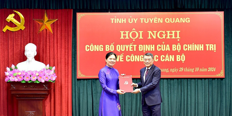 Trao quyết định cho Tân Bí thư Tỉnh ủy Tuyên Quang